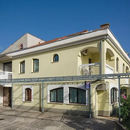 Gorgeous Apartment In Okrug Gornji With Wifi *